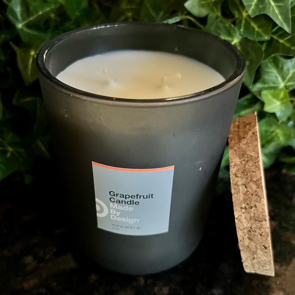 16.9 OZ Grapefruit Scented Candle In Smoked Charcoal Glass Pot W/Lid New - Picture 1 of 1